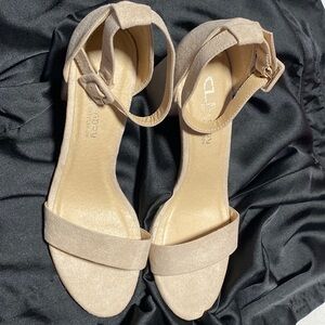 CL by Laundry heeledSandals. Nude Size 7 1/2
L